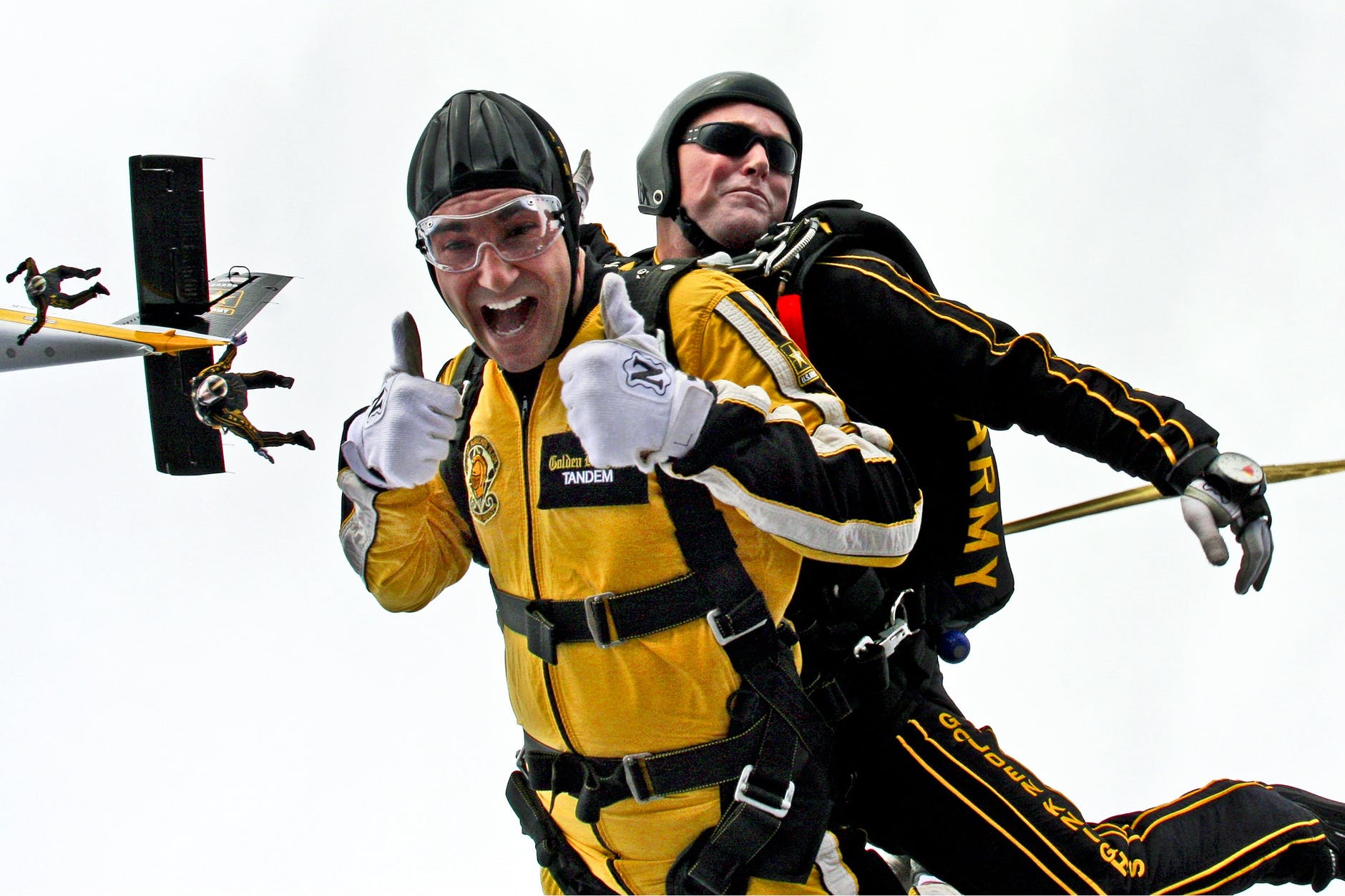 tandem-skydivers-skydivers-teamwork-cooperation-39608 a man skydiving