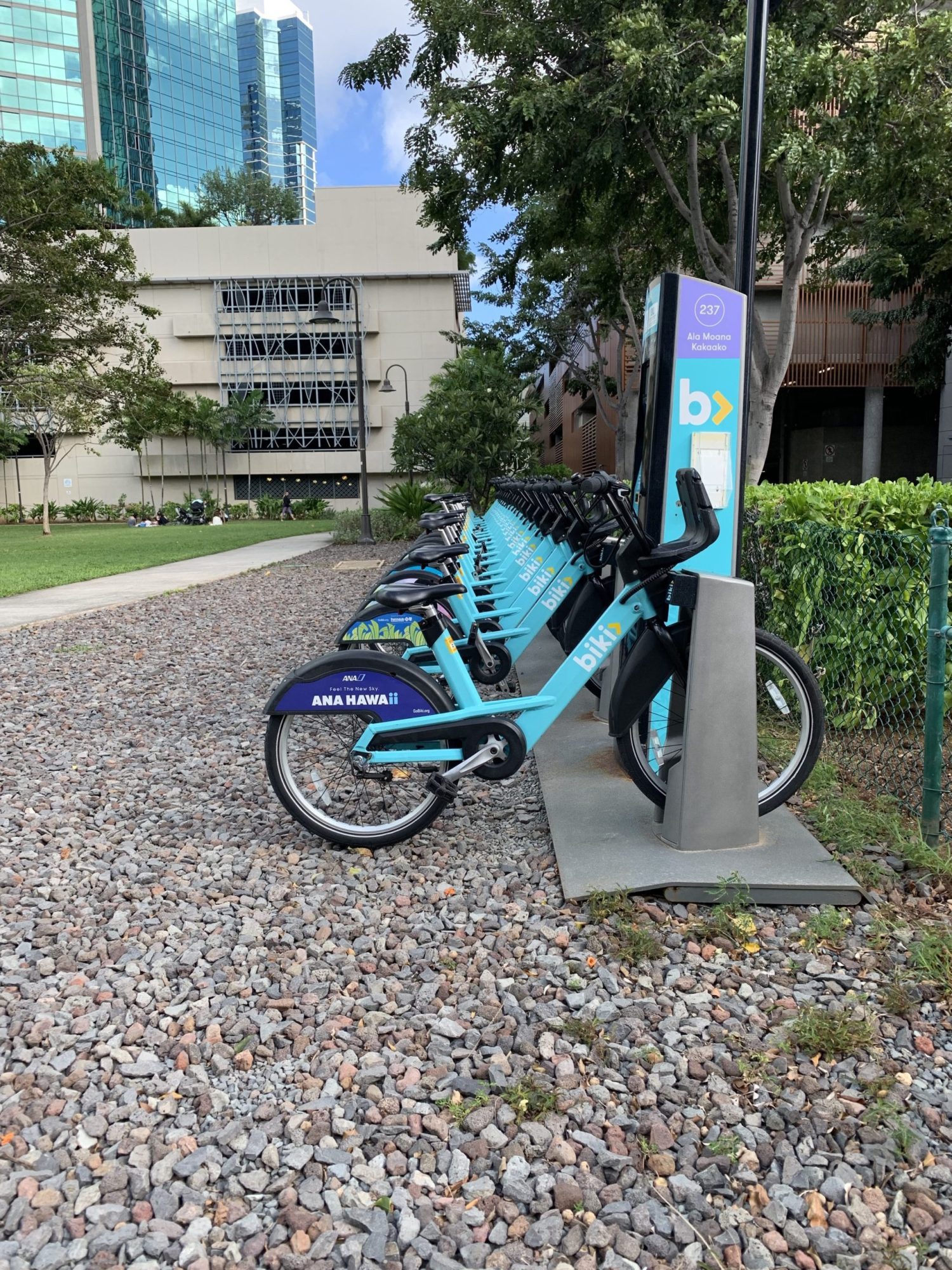 ZkA9KDfbTb+iwzZ8J8U%4Q a bicycle parked in front of a building