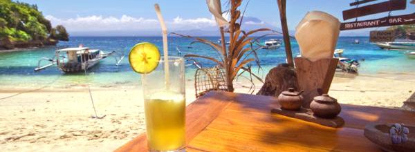 hawaii-essen-drinks-01 a glass of water on a table