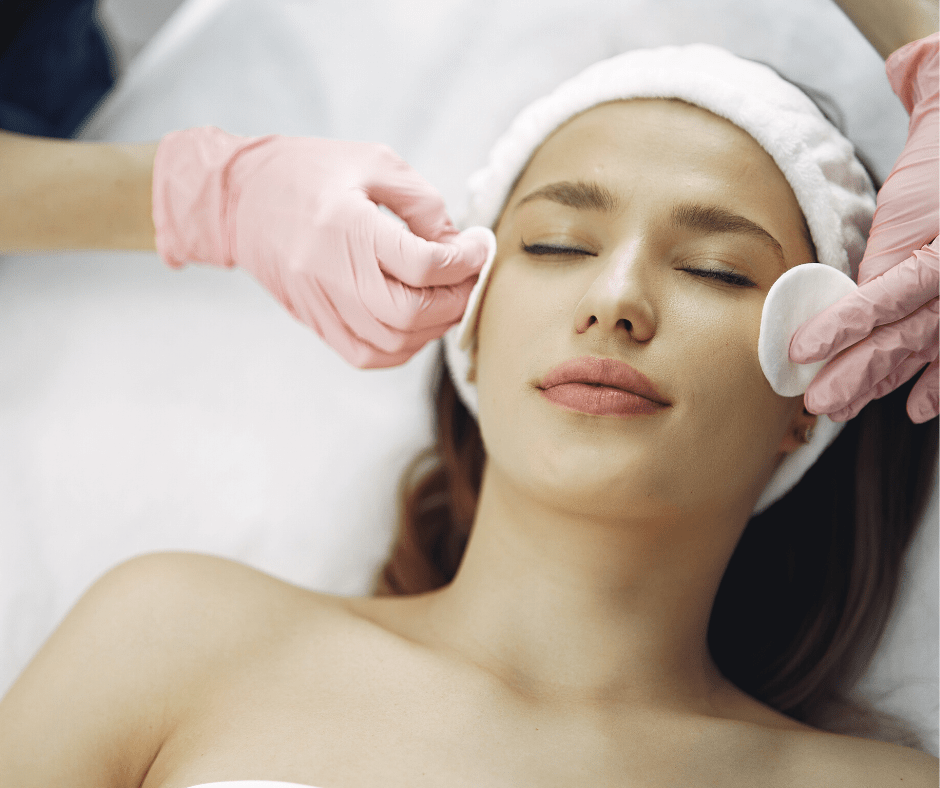 Spa a woman lying on a bed